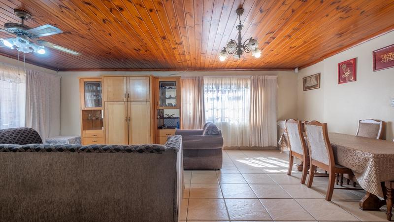 4 Bedroom Property for Sale in Cravenby Western Cape